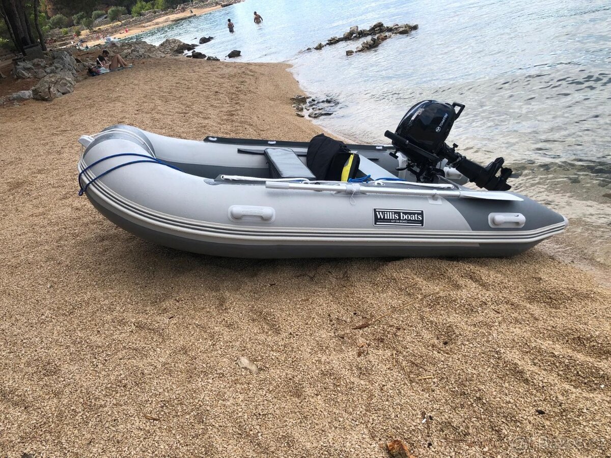Motorový člun s motorem