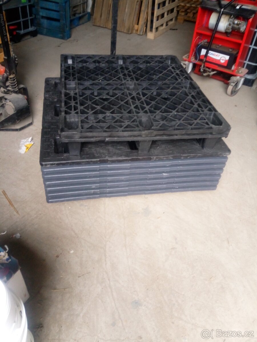 Plastové palety 120/120 cm