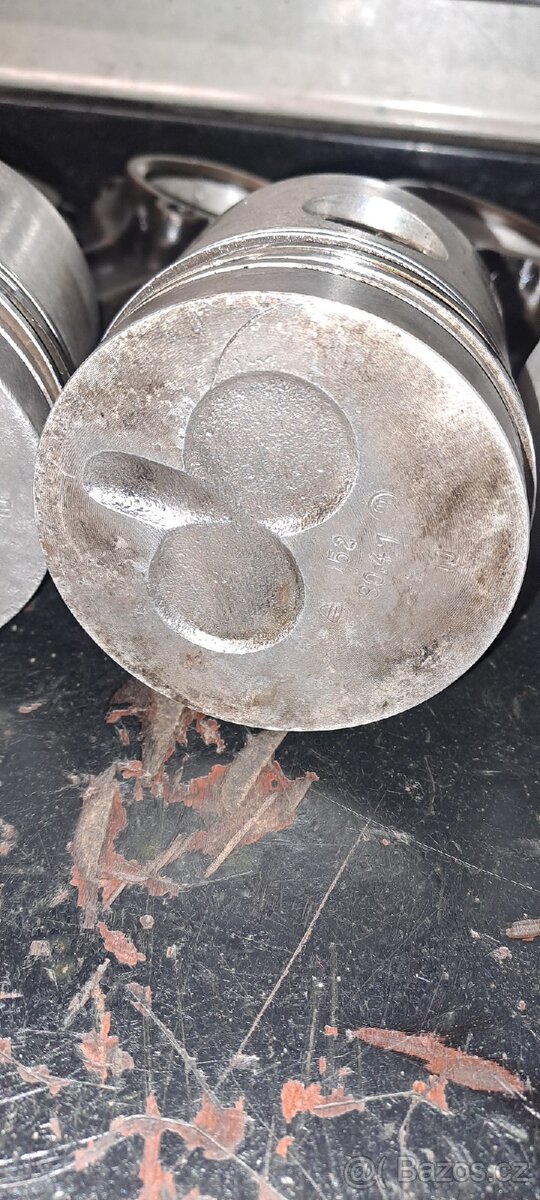 Prodám 4x píst motoru rs09