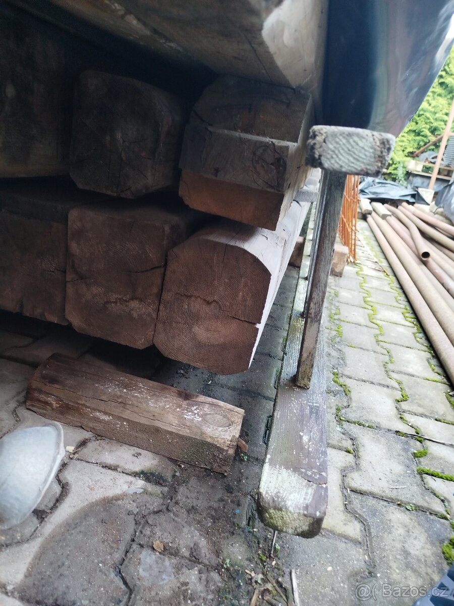 Dřevěné trámy a podlahová prkna