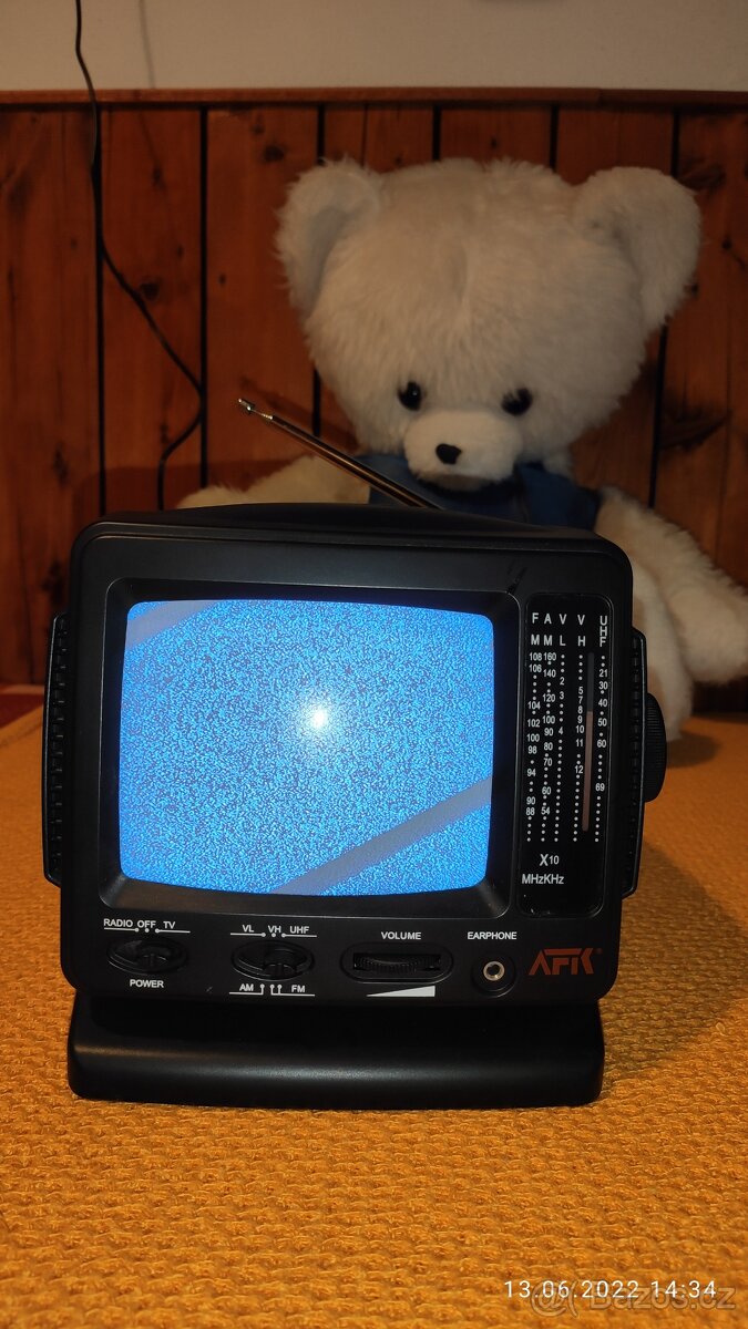 Bateriový přenosný čb televizor.