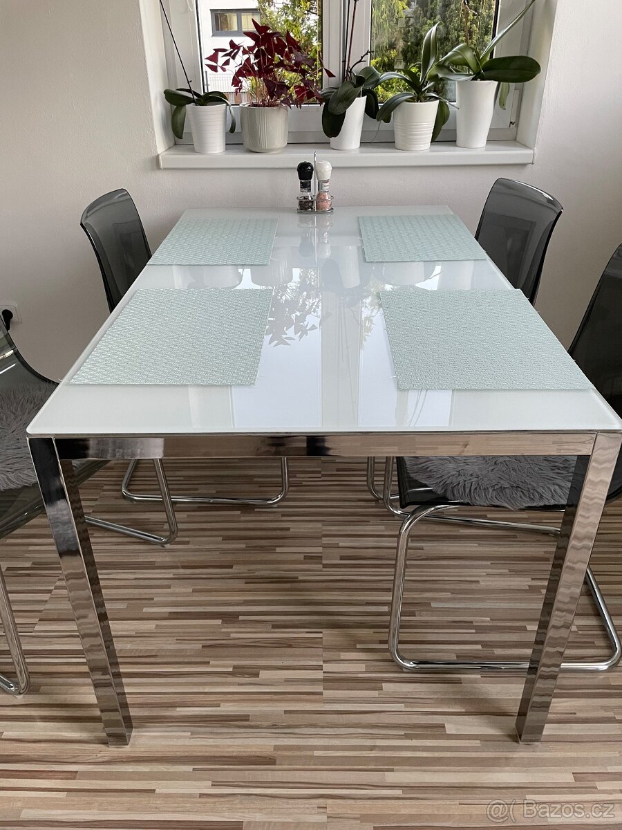 Jídelní stůl +4 židle