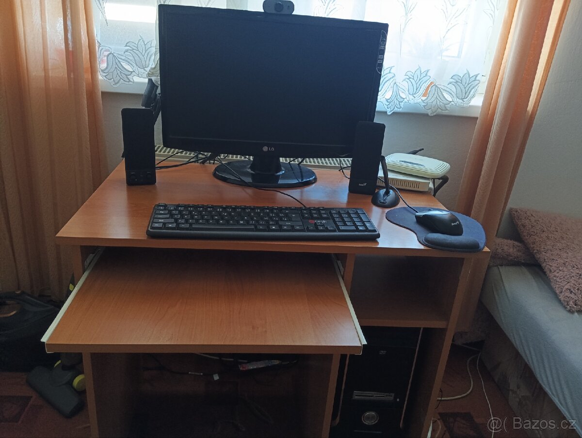 Počítač ze stolem a z monitorem