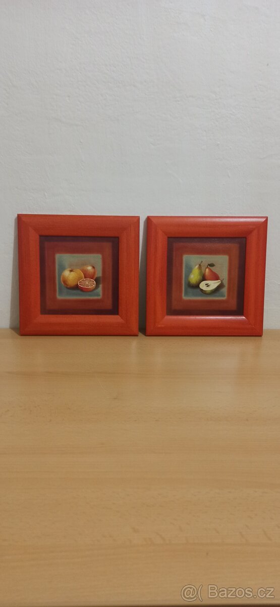 Obrázek, červené pomeranče a obrázek hrušky.