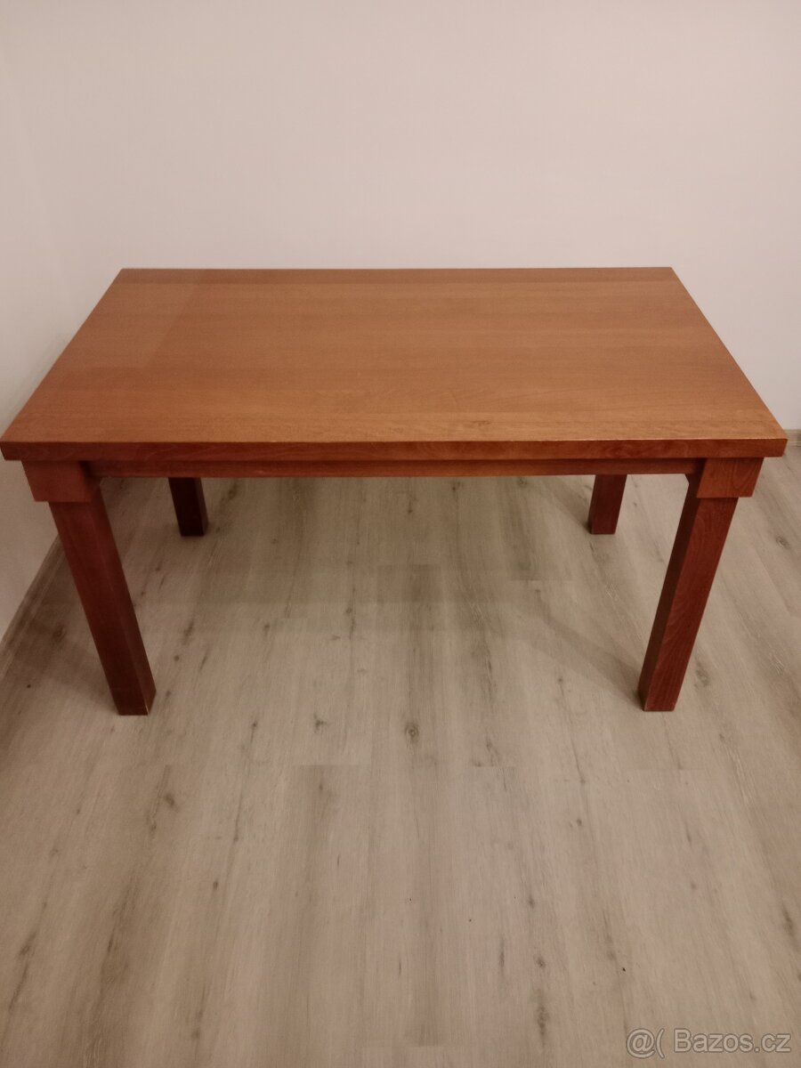 Stůl z masivního dřeva