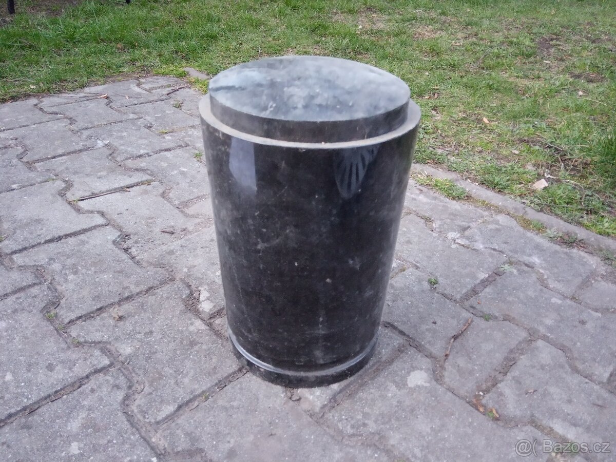 Žulová urna