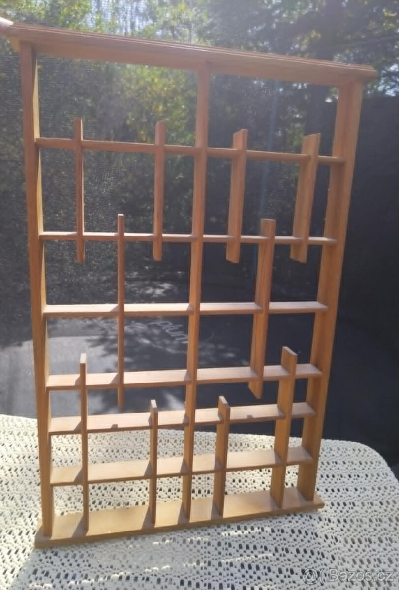 Dřevěná polička na miniatury