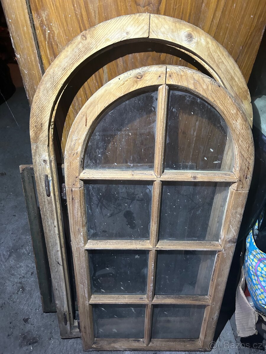 Staré zrenovované pulkulaté retro okno i s rámem