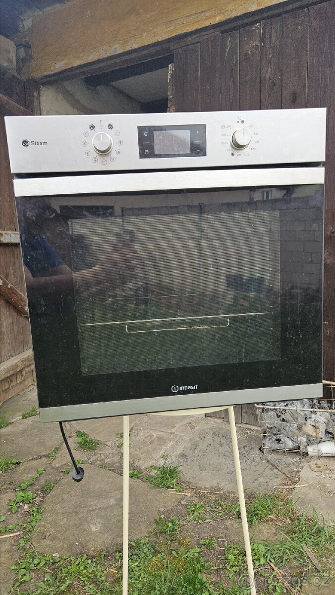 Vestavná pečící trouba INDESIT