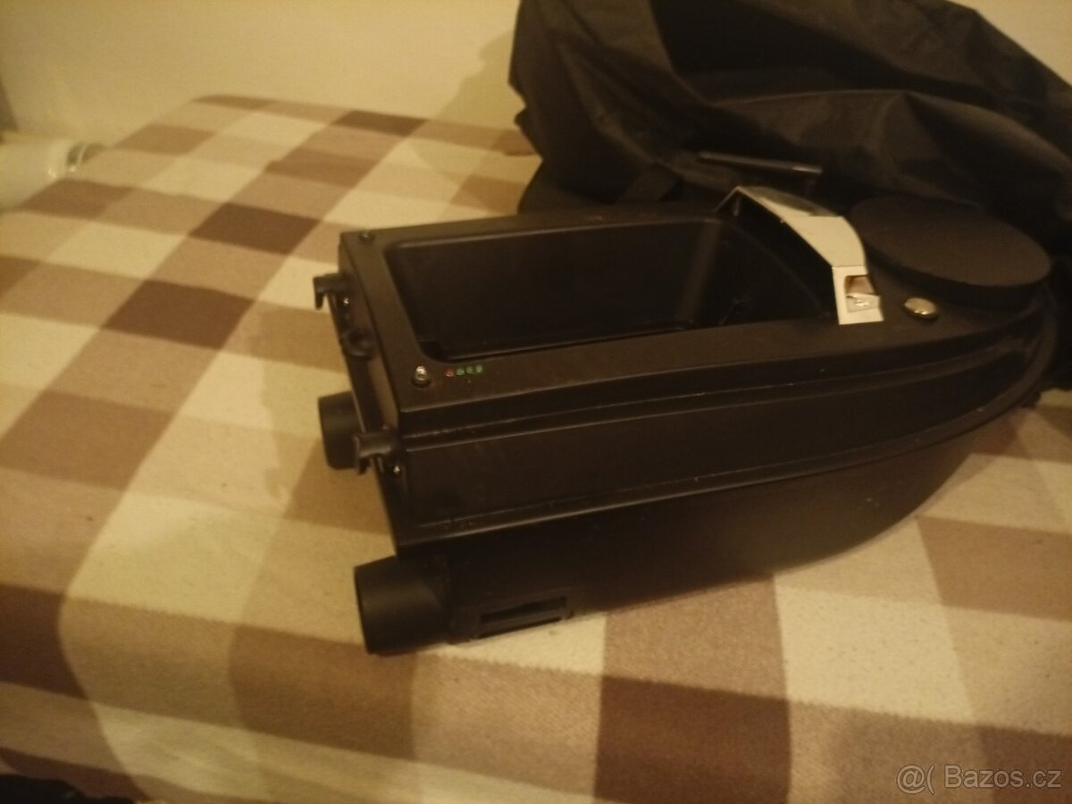 Zavážecí loďka s GPS