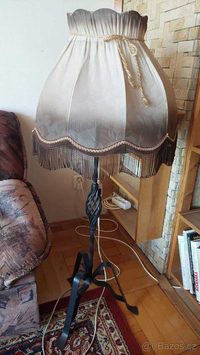 Krásná stojací lampa s kovanou nohou 120cm