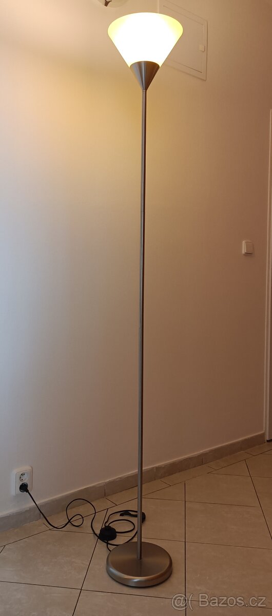Krásná stojací chromovaná lampa výška 190 cm