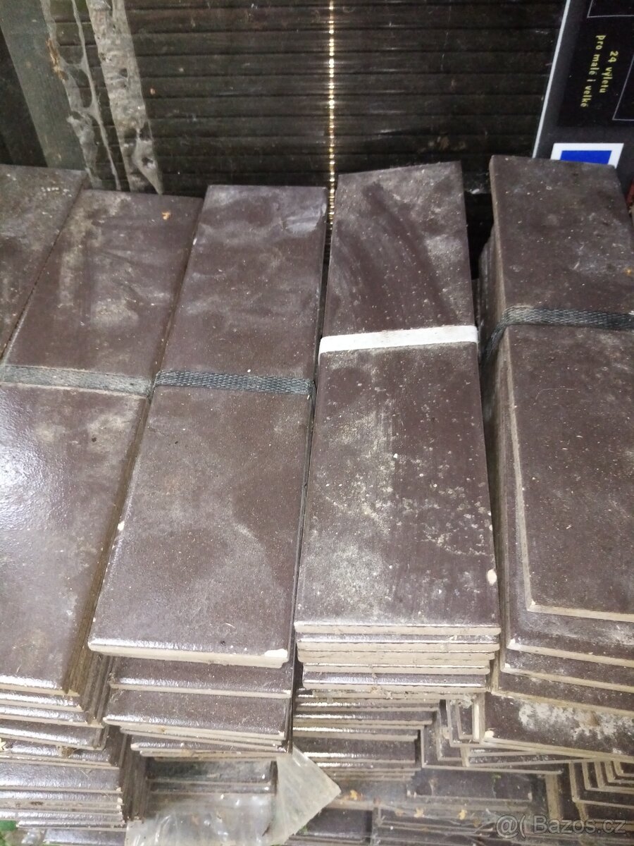 obkladové soklové alitové pásky 25x6,5 hnědé