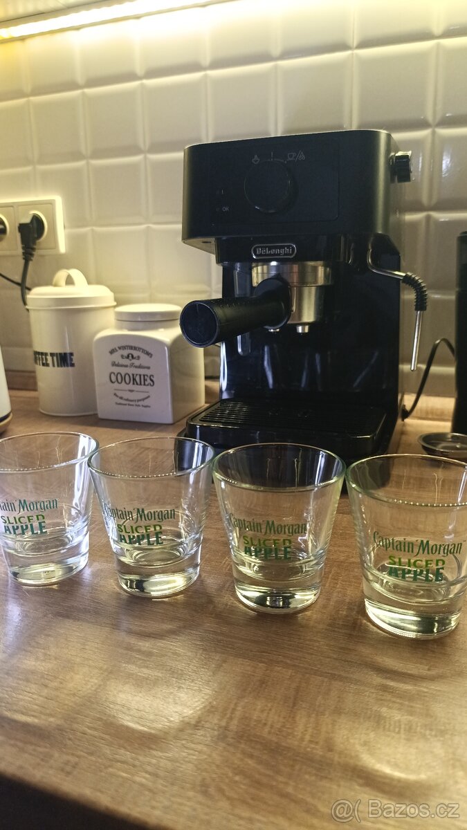 Panák a sklenička v jednom Captain Morgan