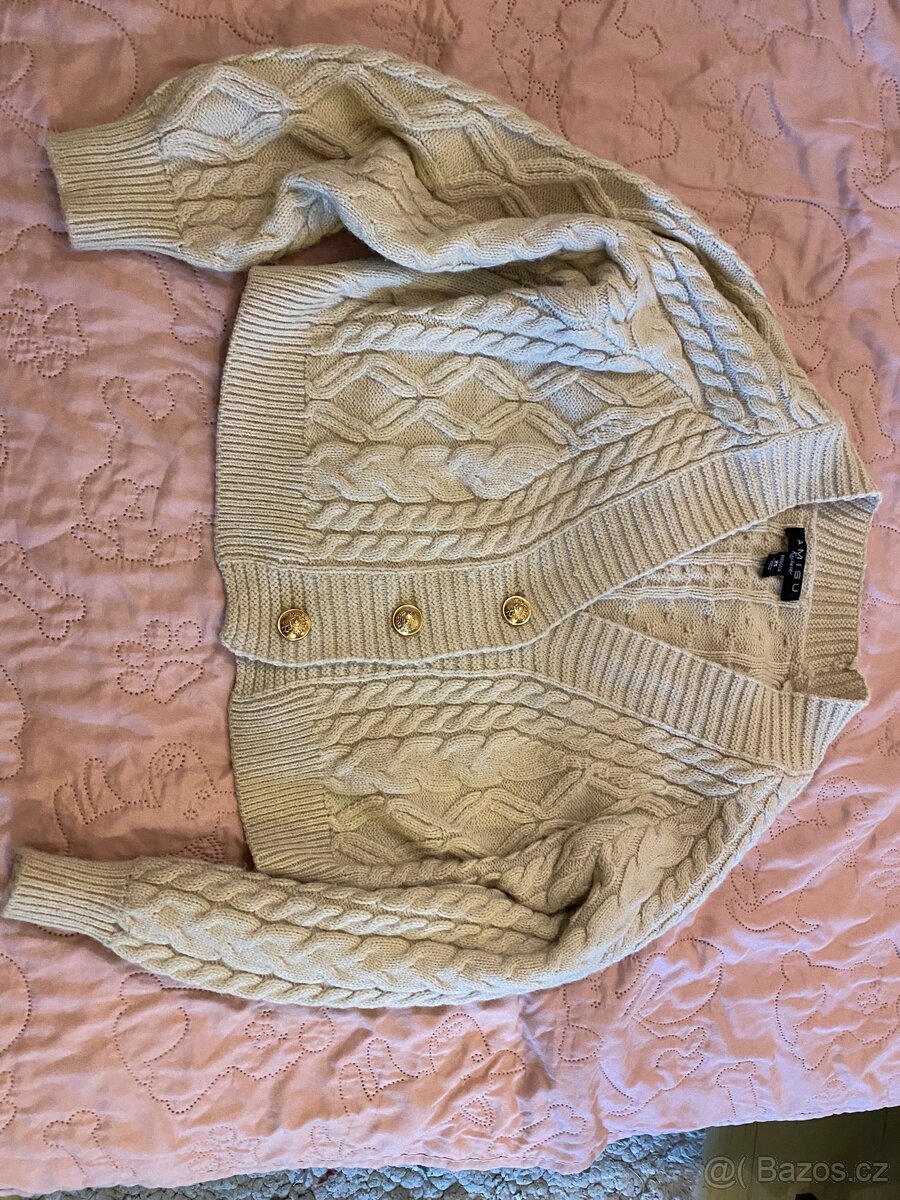 Krátký moderní vlněný svetr na knoflíky