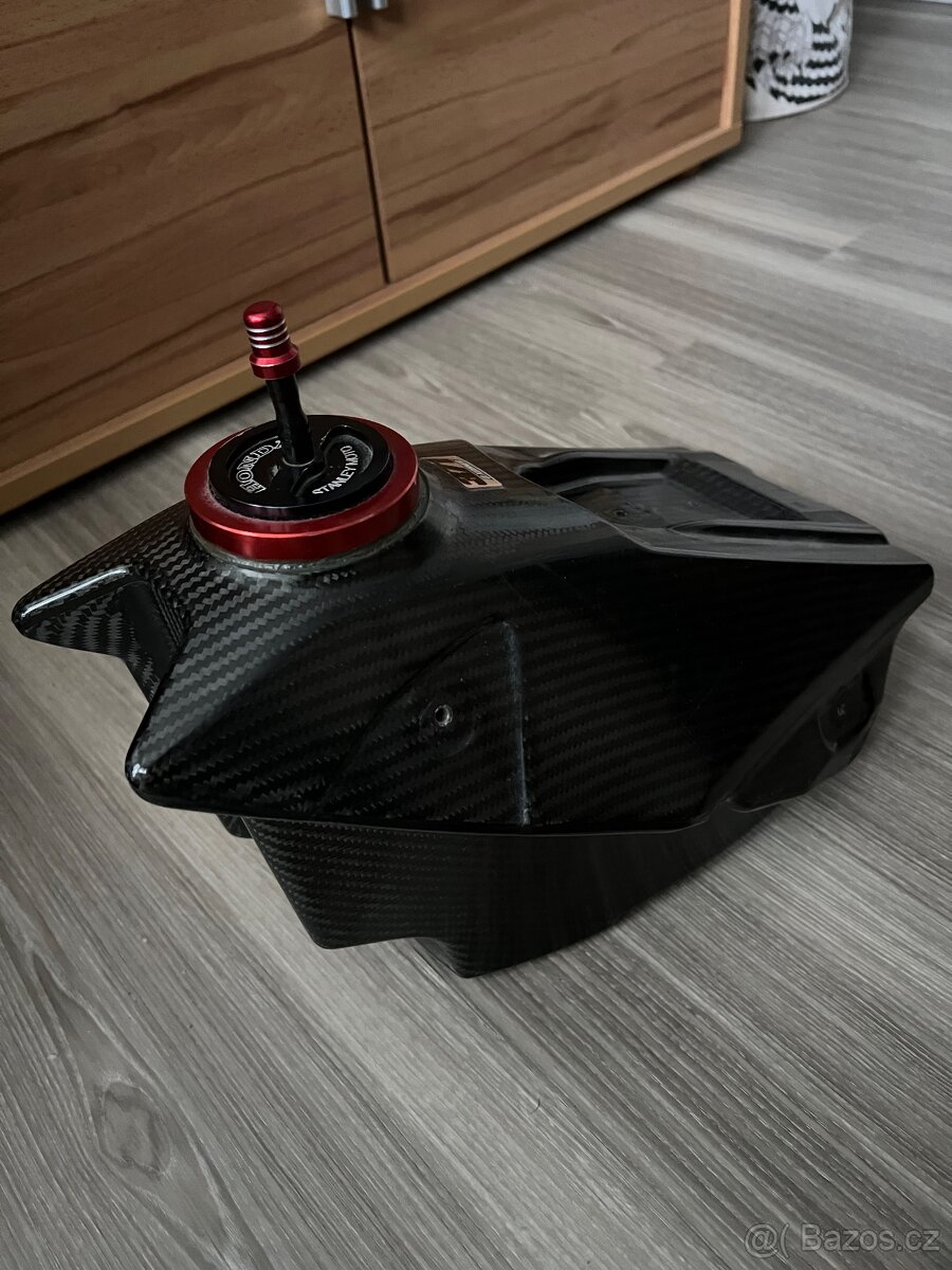 Karbonová nádrž honda