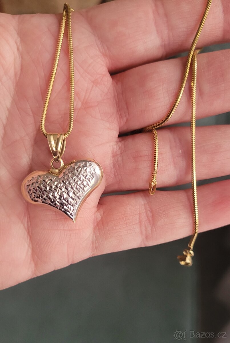 Zlatý řetízek a přívěsek