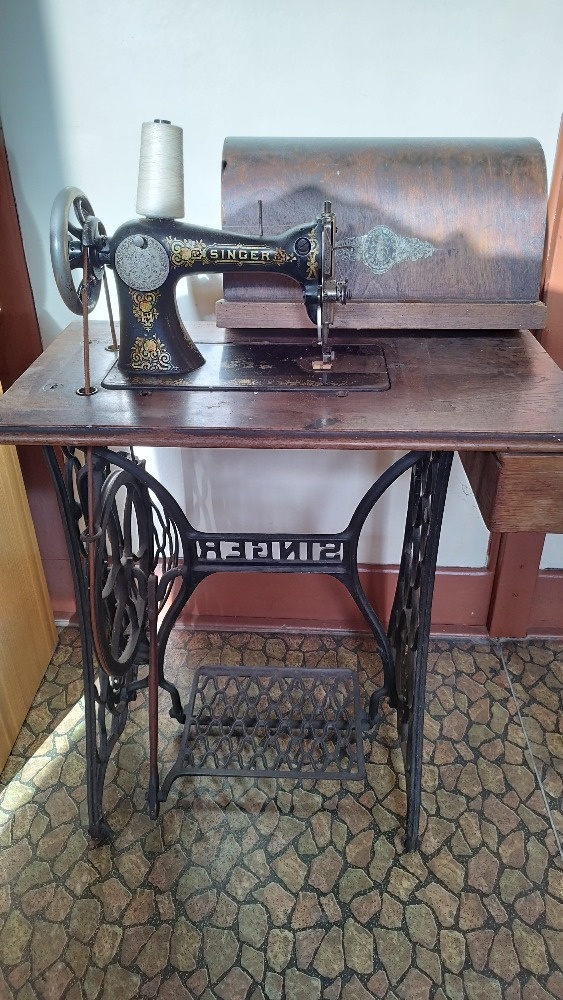 Starožitný šicí stoj SINGER