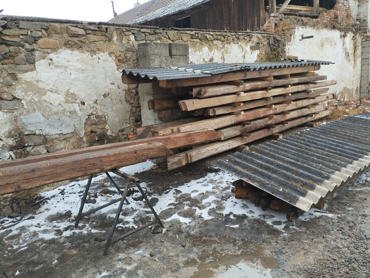 Staré ručně tesané trámy.