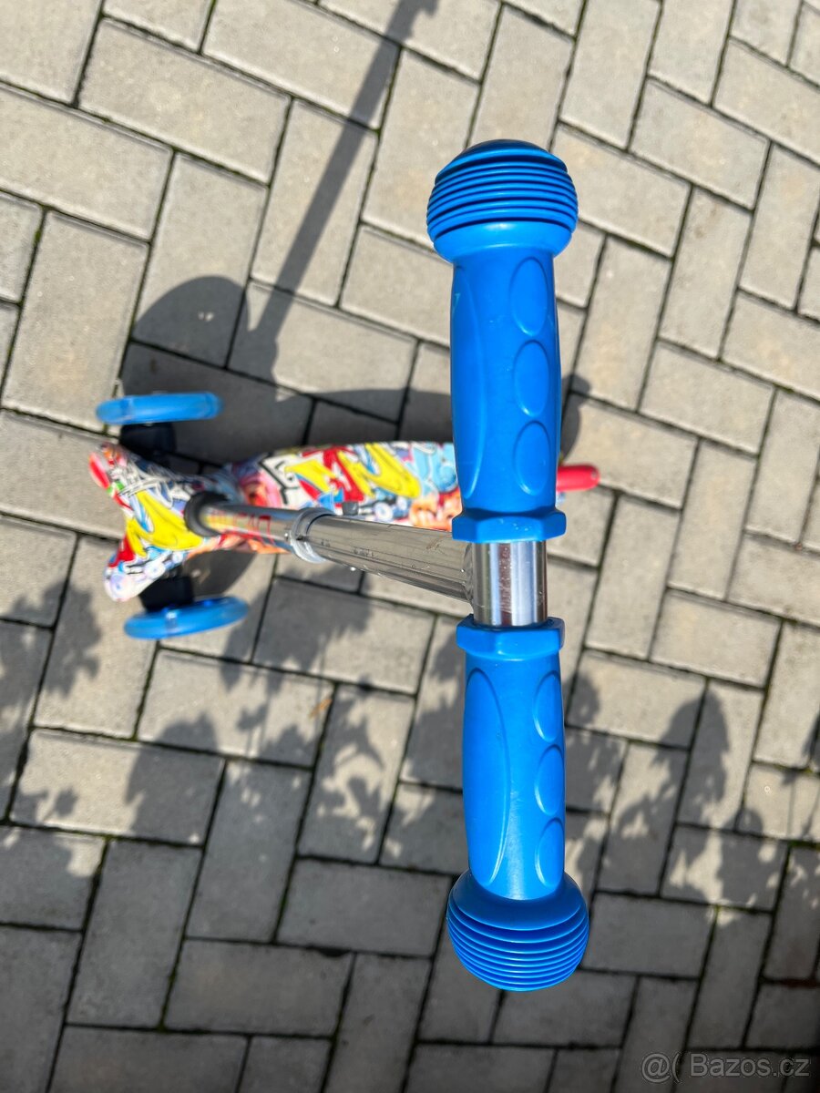 Koloběžka se svítícími koly.