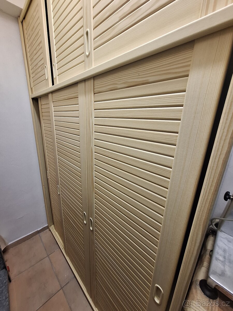 šatní skřín