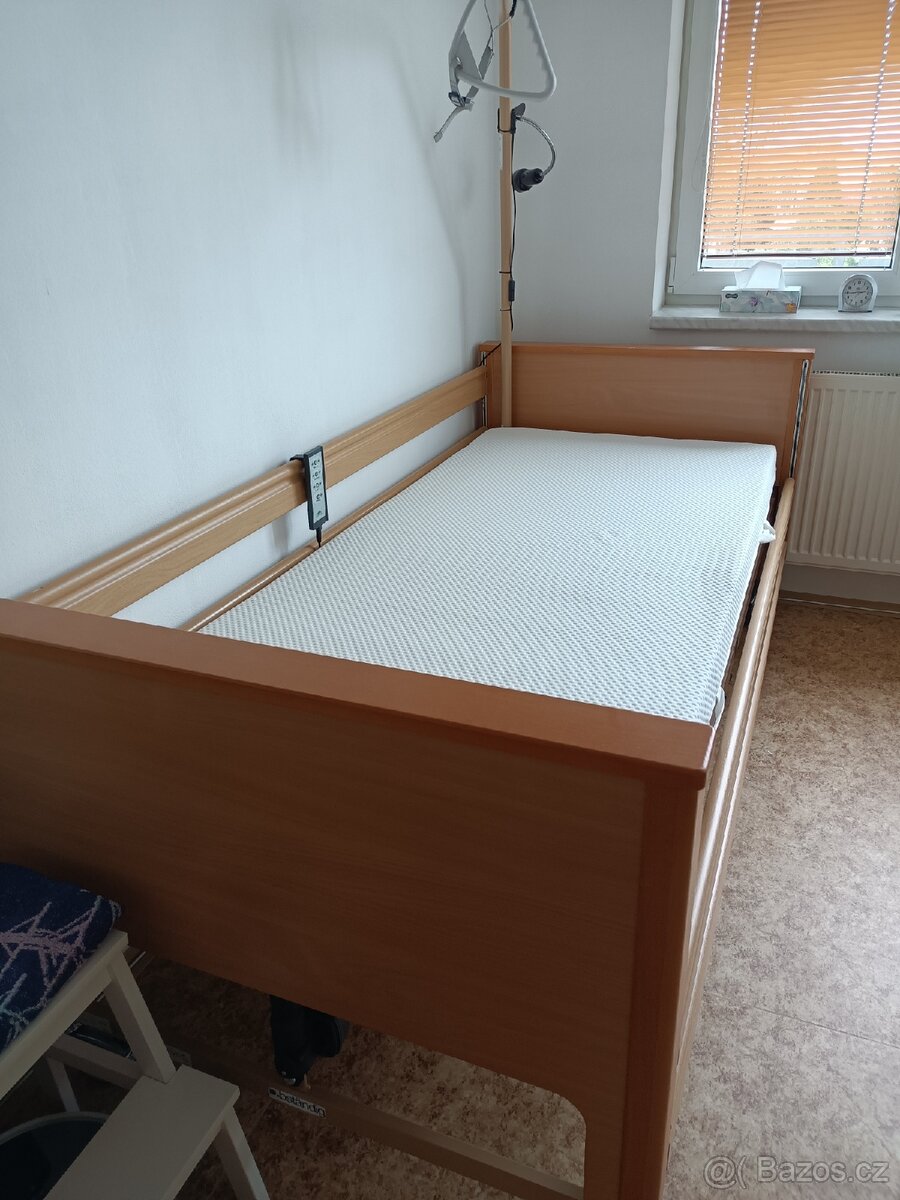 Polohovací postel elektrická