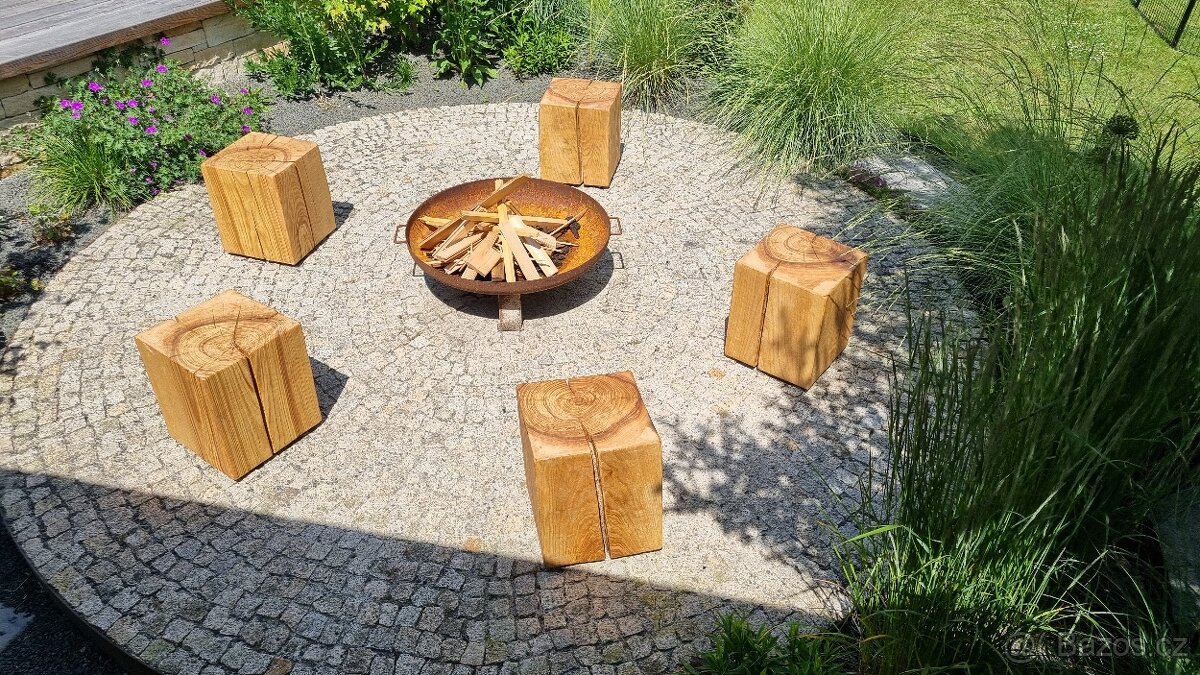 Designové dubové kostky k sezení