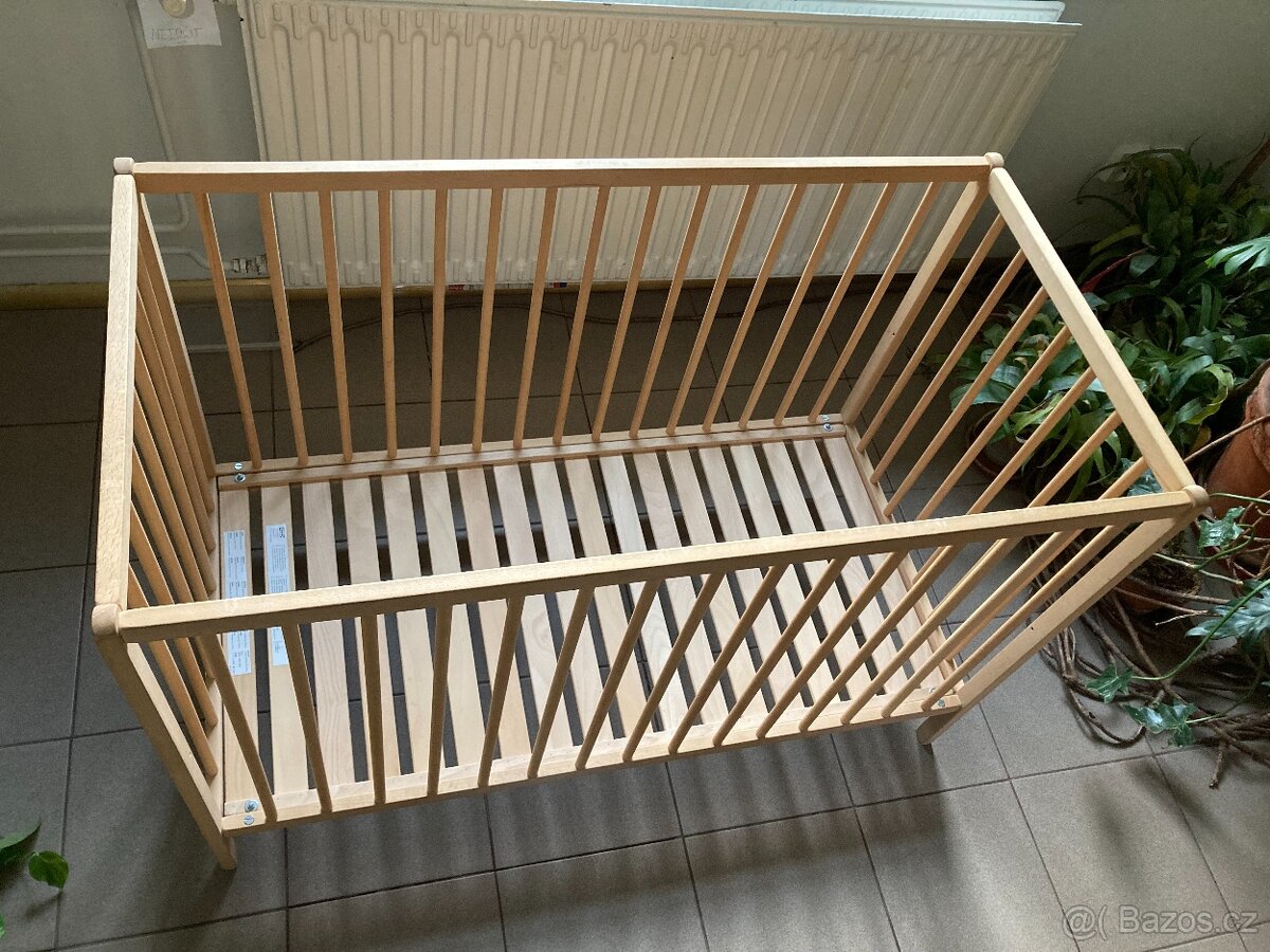 Dřevěná dětská postýlka (112 cm x 56 cm)