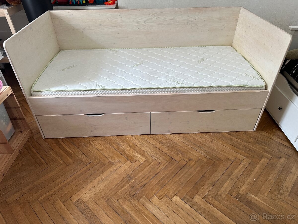 Dřevěná postel z jasanu