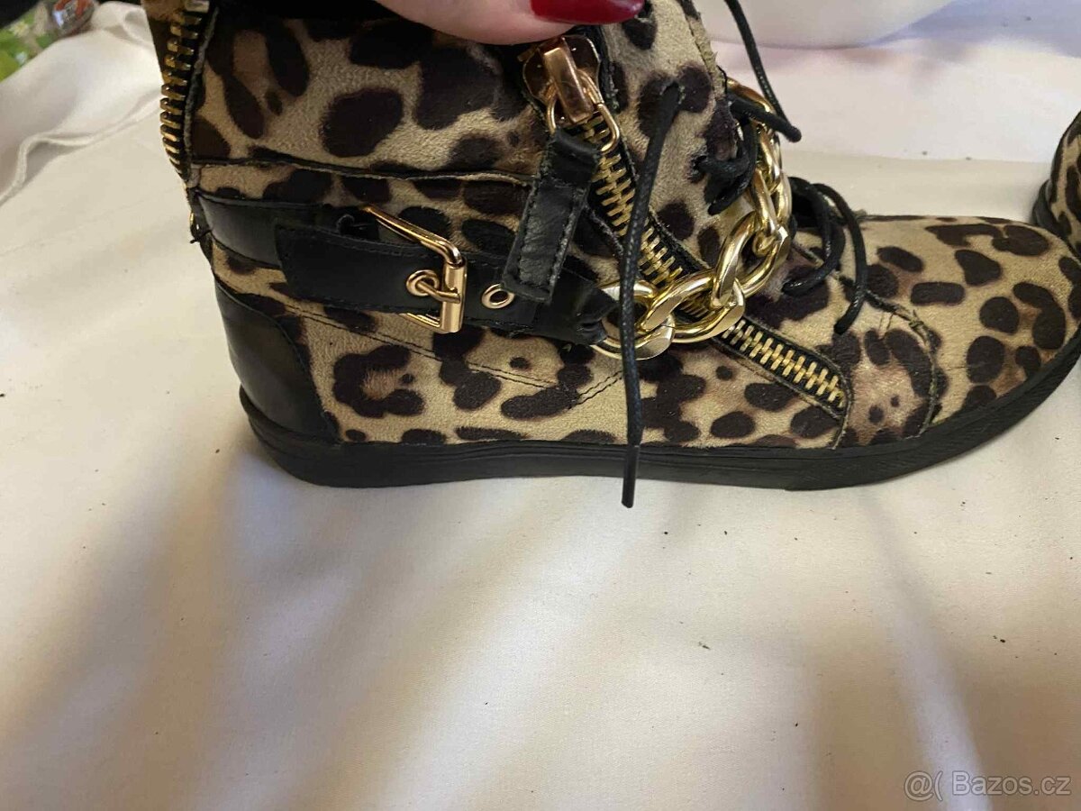Leopardí boty se zlatým řetězem