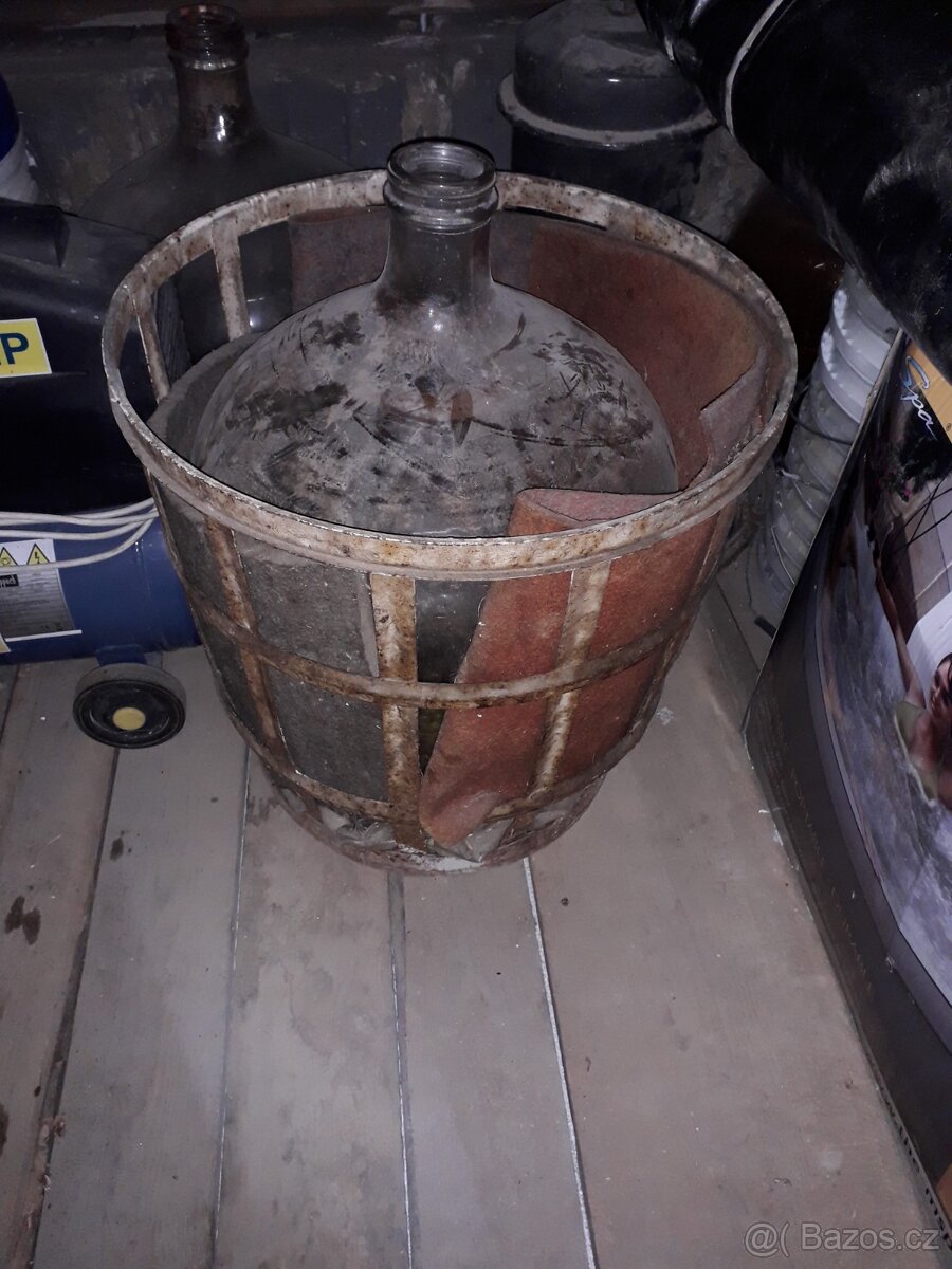 Prodám skleněné nádoby či džbány na víno