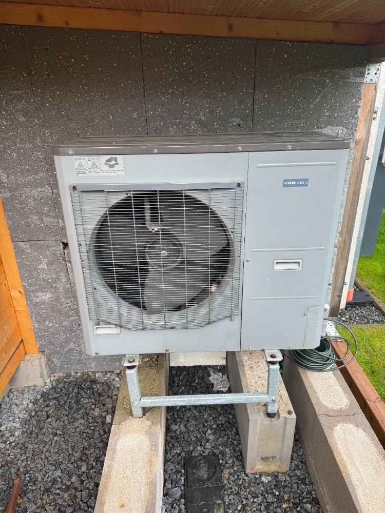 Čerpadlo NIBE AMS 10-12 a vnitrni jednotka ACVM 270