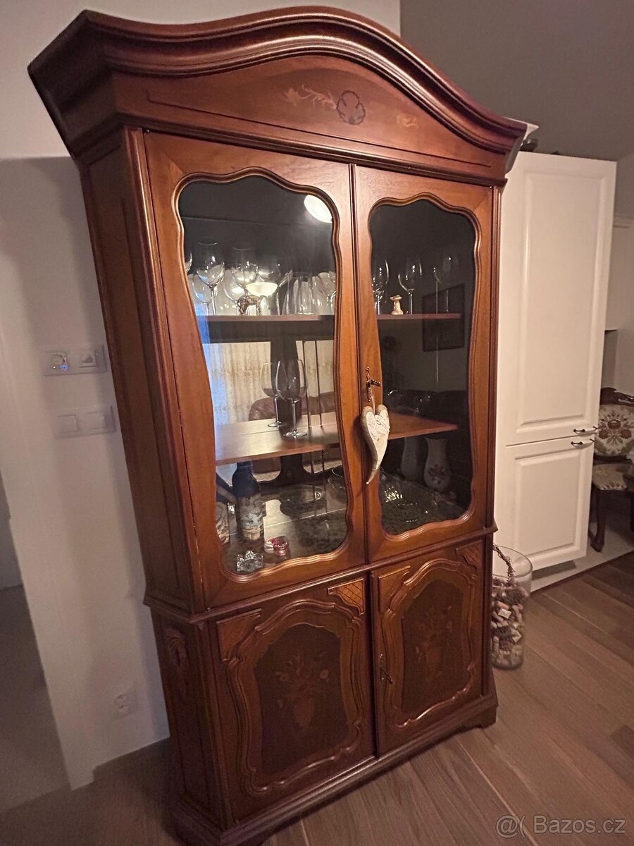 Skříně a komoda z masivního dřeva