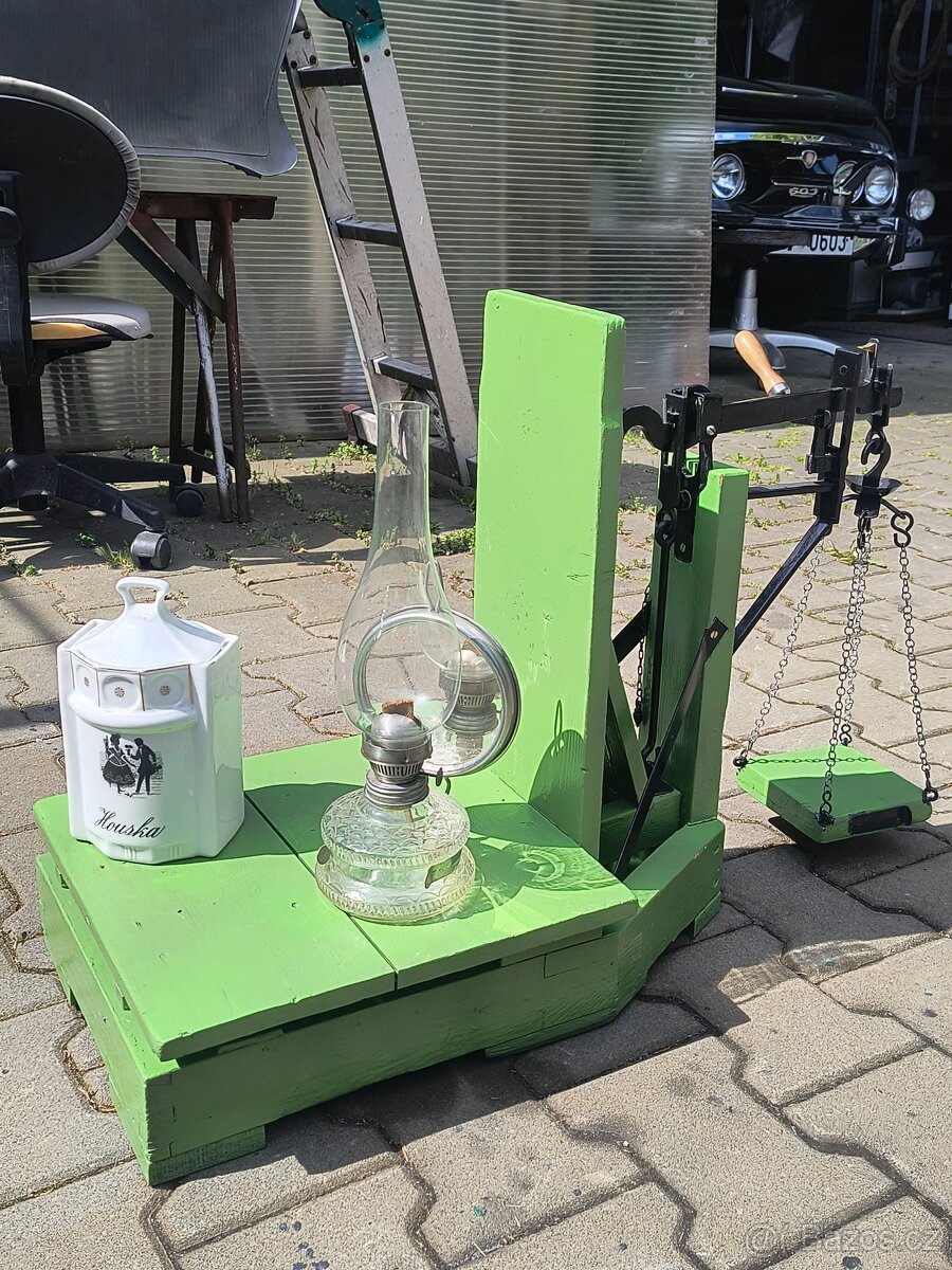 Váha, keramická nádoba, petrolejka