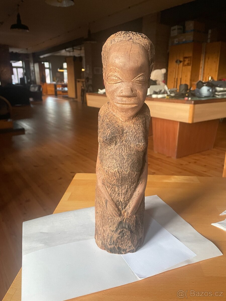 Stará africká soška z mahagonu