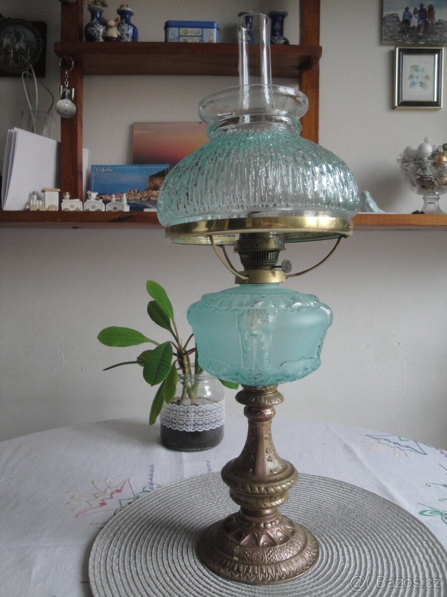užasná stará funkční petrolejová lampa