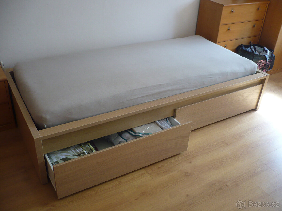postel Malm z Ikea jako nová i s šuplíky a matrací za třetin