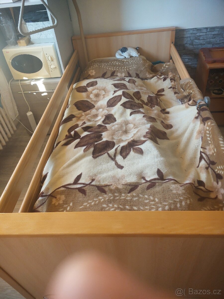 Prodám polohovací postel na elektrický pohon