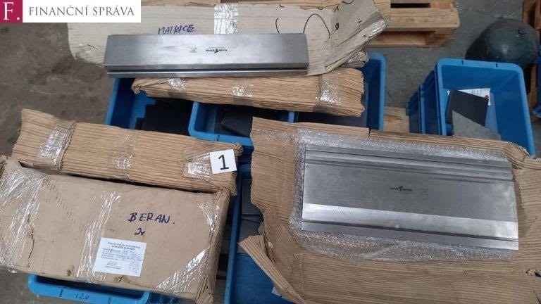 Soubor nástrojů k CNC ohraňovacímu lisu