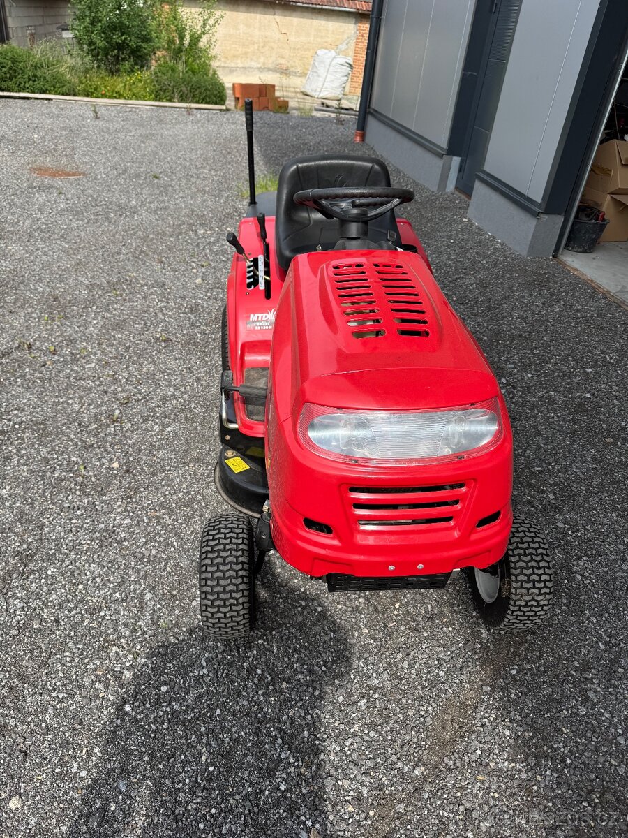 Zahradní traktor MTD