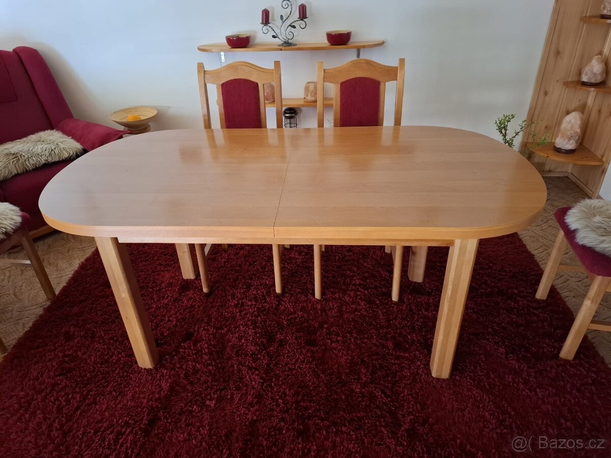 Dřevěný stůl