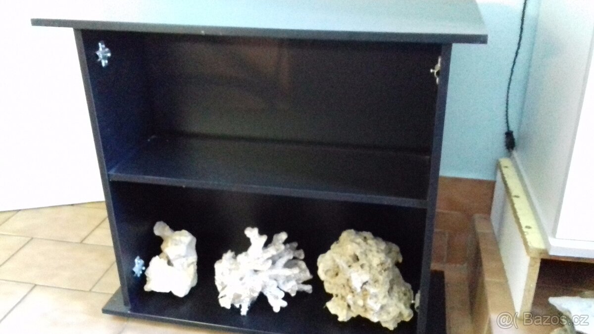Stolek pod akvárium