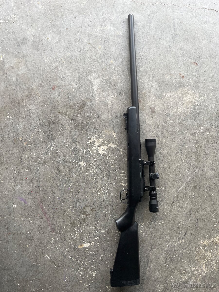 Airsoftová odstřelovací puška s optikou