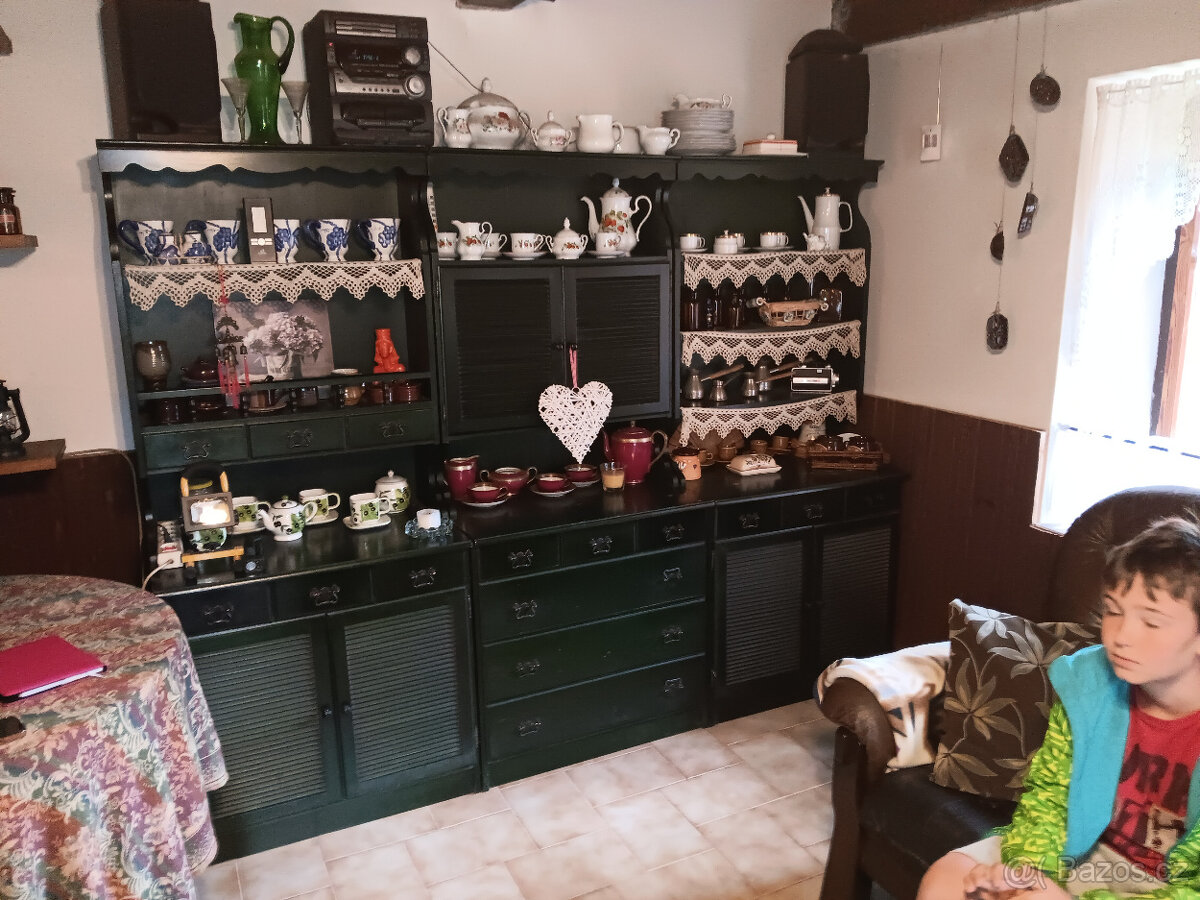 Prodám chalupářskou stěnu, rozkládací stúl a čtyři stoličky