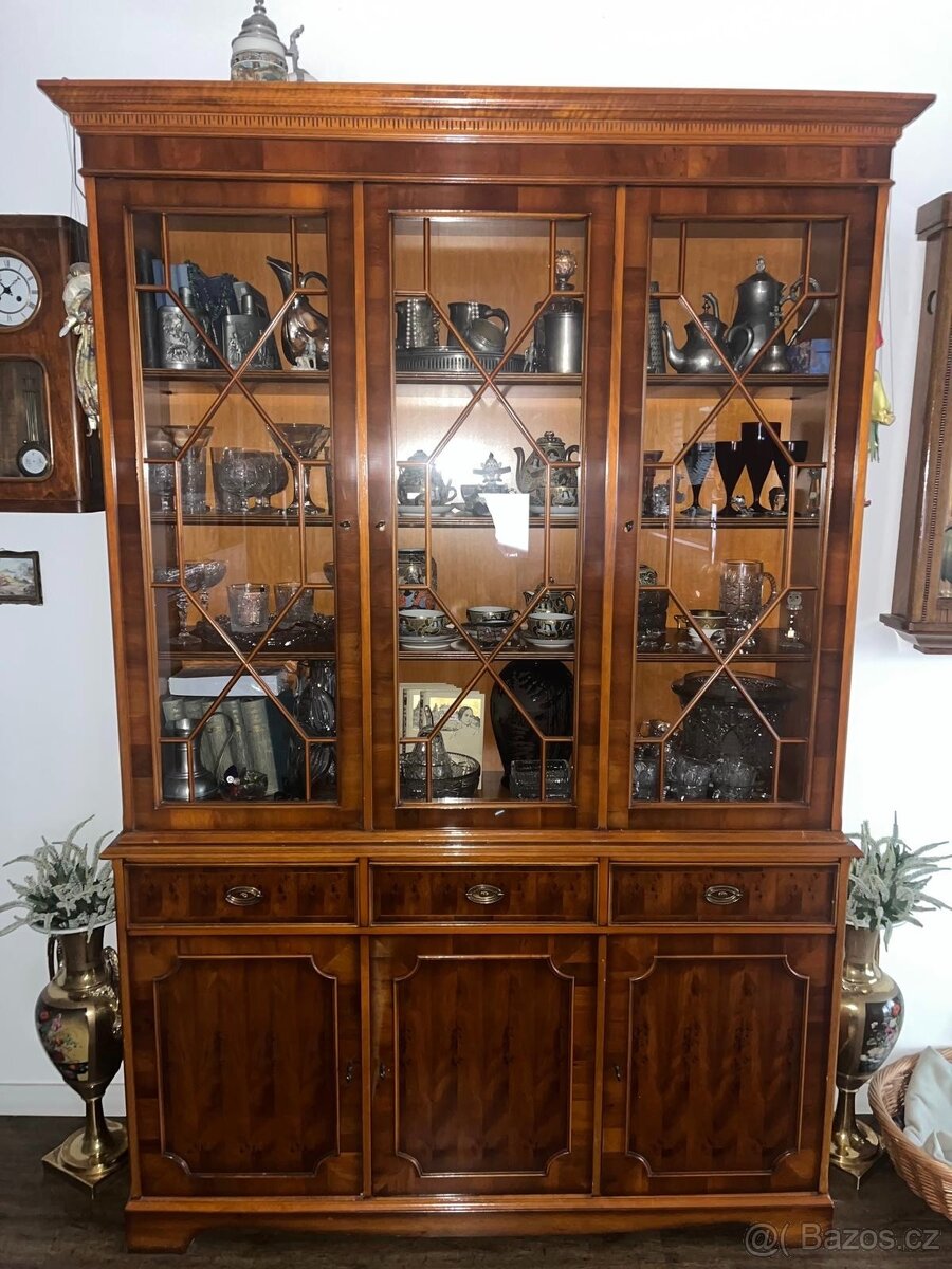 Dřevěný příborník