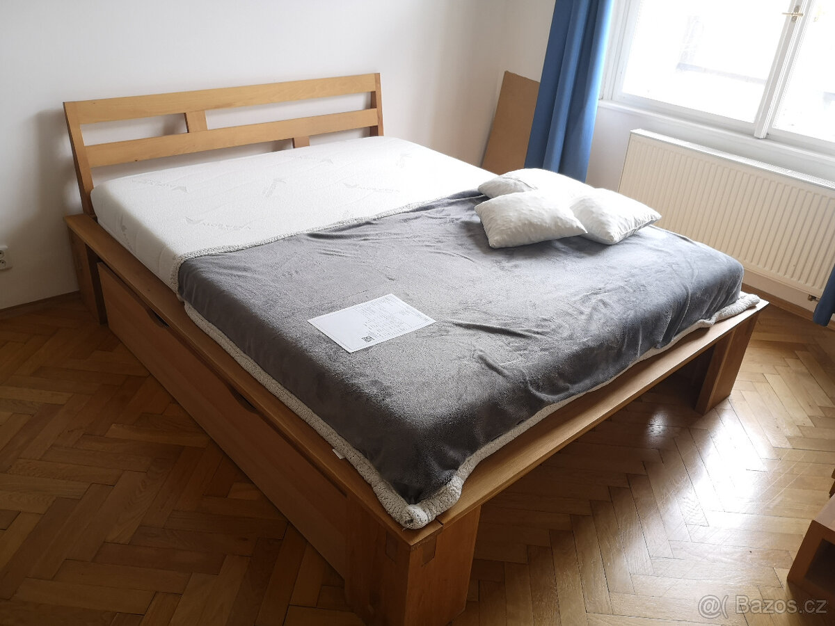 Manželská postel masivni dřevo včetně matrace