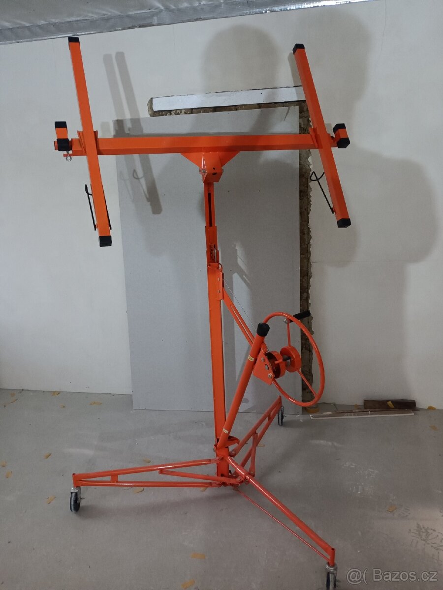 Pronajem zvedák na SDK, OSB a desky