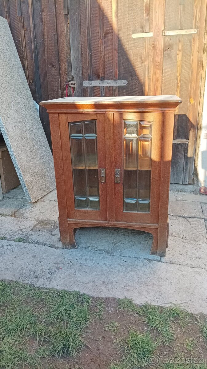 Starožitná skříňka