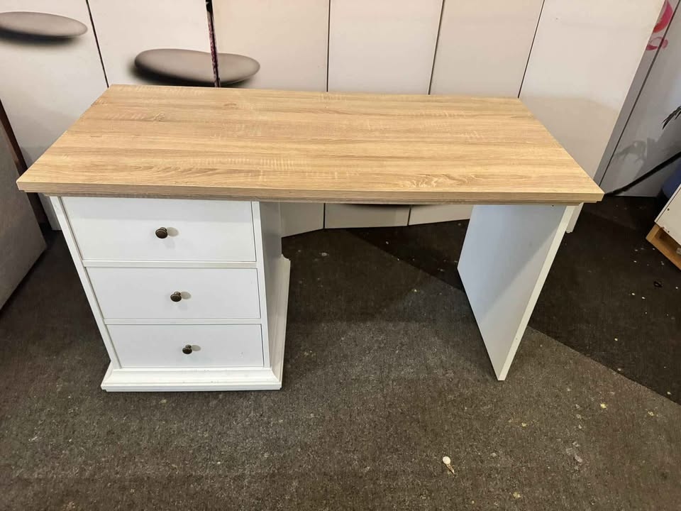 Pěkný velký psací stůl se šuplíky