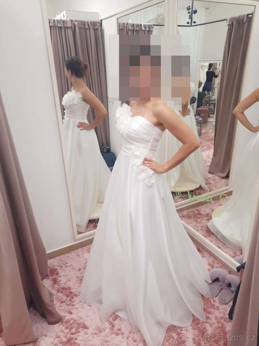 Jedinečné svatební šaty s květinovou aplikací